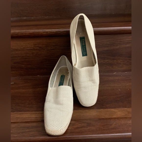 Easy Spirit Women's Beige Perforated Flats. Size 9. Leather Upper - Picture 1 of 9